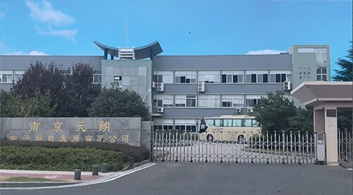 　　南京元朗電子科技發(fā)展有限公司成立于2001年，是國內(nèi)從事電動車調(diào)速系統(tǒng)、控制系統(tǒng)的開發(fā)、生產(chǎn)、銷售為一體的專業(yè)性公司，公司引進(jìn)美國、日本等發(fā)達(dá)國家的電機(jī)技術(shù)和控制技術(shù)，為廣大客戶提供具有科技含量的新產(chǎn)品，是業(yè)內(nèi)知名電動車廠家定點(diǎn)供應(yīng)商。 公司設(shè)有研發(fā)、測試中心，并且配備有相關(guān)的現(xiàn)代化科研測試儀器，及時跟蹤先進(jìn)技術(shù)，開發(fā)新型產(chǎn)品。 公司強(qiáng)調(diào)過程控制，來料檢驗(yàn)、過程檢測、成品全檢和成品抽檢、成品老化檢測等五大過程都配備有完整的測試設(shè)備近200臺套，對公司的每一個生產(chǎn)和服務(wù)過程實(shí)行監(jiān)控和測試。公司強(qiáng)調(diào)過程控制，來料檢驗(yàn)、過程檢測、成品全檢和成品抽檢、成品老化檢測等五大過程都配備有完整的測試設(shè)備近200臺套，對公司的每一個生產(chǎn)和服務(wù)過程實(shí)行監(jiān)控和測試。  　　公司重視數(shù)據(jù)處理，應(yīng)用質(zhì)量管理七大工具，通過對生產(chǎn)和顧客反饋數(shù)據(jù)的統(tǒng)計(jì)、分析，持續(xù)改進(jìn)產(chǎn)品的質(zhì)量。公司視產(chǎn)品質(zhì)量為企業(yè)之本，堅(jiān)持執(zhí)行ISO9000質(zhì)量體系要求。  　　公司在上海、天津、江蘇、浙江、河南等中央直轄市和全國各中小城市都設(shè)有銷售服務(wù)網(wǎng)絡(luò)。公司現(xiàn)有員工200多名，其中研發(fā)測試中心配有軟件、硬件和PCB開發(fā)人員10余名。公司建有員工宿舍大樓、福利食堂及休閑娛樂室。  　　公司奉行“以科技為本，以綠色環(huán)保為先導(dǎo)”的企業(yè)經(jīng)營理念，“以顧客滿意”為最終目標(biāo)。多年來，公司依托可靠的產(chǎn)品質(zhì)量，良好的信譽(yù)和售后服務(wù)，在廣大用戶中建立起了良好的信譽(yù)，各項(xiàng)性能指標(biāo)在行業(yè)內(nèi)得到各整車廠的公認(rèn)，產(chǎn)量及配套量位居行業(yè)前列。  　　我們正在制定長遠(yuǎn)的發(fā)展戰(zhàn)略，不是以利潤為追求目標(biāo)，而以承擔(dān)責(zé)任作為企業(yè)永恒的使命，追求產(chǎn)品質(zhì)量為企業(yè)的最高宗旨，以客戶的成功和喜悅作為企業(yè)的原動力，并為此竭盡全力!